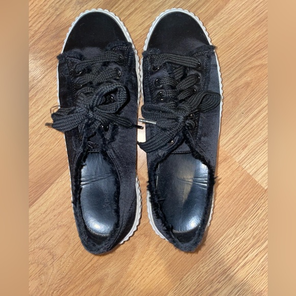 Women’s size 7 Express velour platform sneaker - Picture 2 of 3